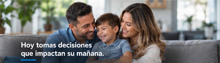 Una familia sonriendo junta en el sofá: padre, madre e hijo